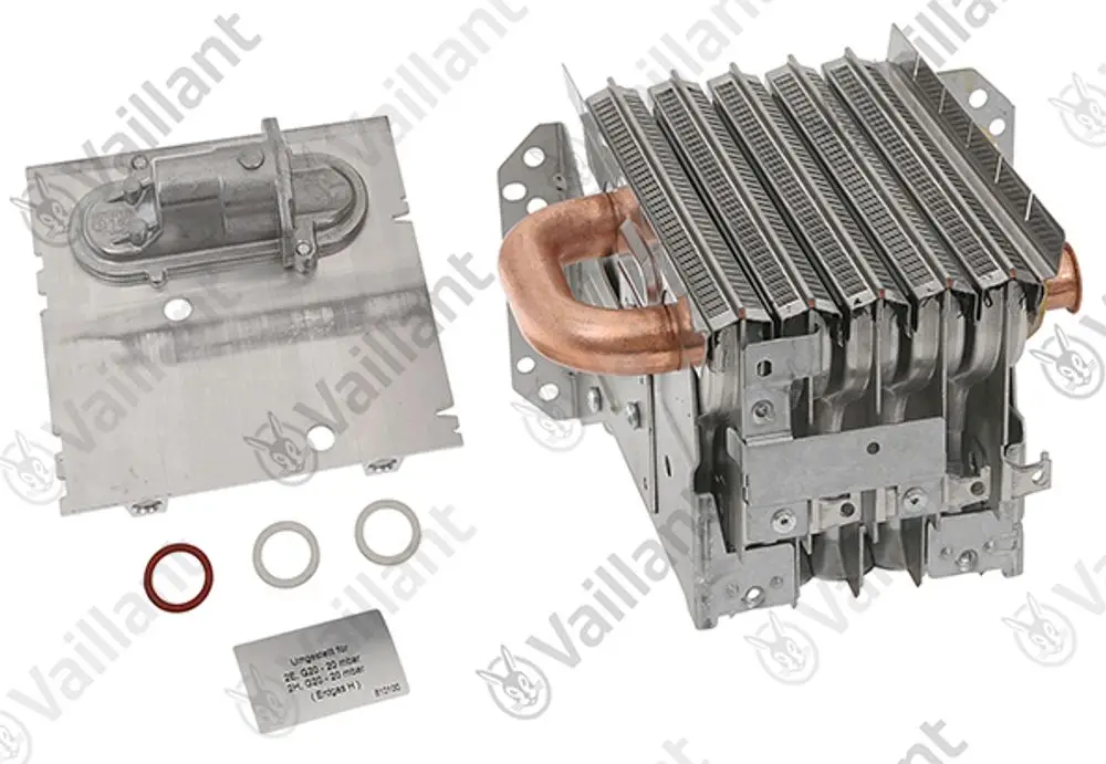Vaillant Brennerteil mit mehreren Metalllamellen, Kupferrohr und Verbindungselementen auf einem grauen Hintergrund.